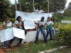 Alunos protestam contra demissão de professores do CVTEC 