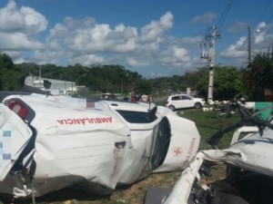 Ambulância capota, bate em veículos e deixa três mortos e três feridos em Recife