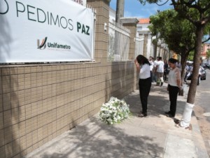 Amigos e familiares homenageiam universitário assassinado em Fortaleza