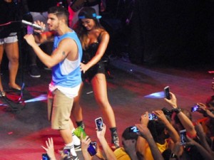 Anitta sensualiza com Caio Castro em show no carnaval de Salvador