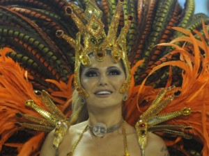 Antônia Fontenelle usa coleira com iniciais do funkeiro Jonathan Costa