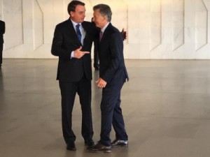 Ao lado de Bolsonaro, Macri chama governo Madouro de “ditadura”
