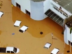 Ao menos doze pessoas morrem após chuvas na Grande São Paulo