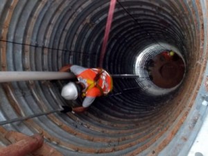 Após 20 dias de trabalho, bombeiros cavam 19 mt para retirar idoso