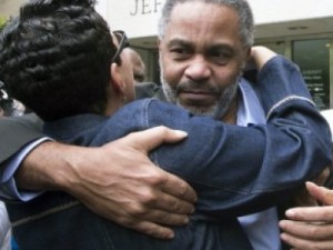 Após 30 anos no corredor da morte, homem é libertado nos Estados Unidos