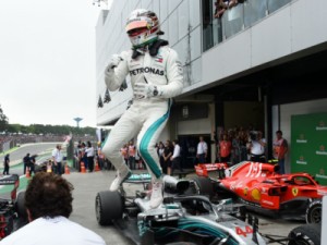 Após acidente com Verstappen, Hamilton assume ponta e vence GP do Brasil