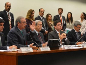 Após bate-boca, Cunha sai em defesa de presidente de CPI