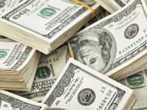 Após bater R$ 3,30, dólar sobe com força de olho em noticiário político