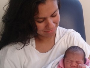 Após 'bebê surpresa', mãe diz que não sabia como instruir filhos: 'Desespero'