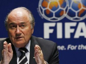 Após brincar com palavras, Blatter volta a negar corrupção: "Comprovem"