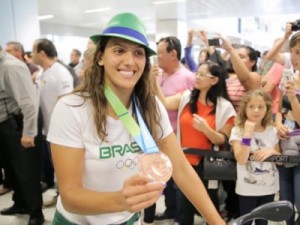 Após bronze, Seleção feminina de rúgbi é recebida com festa em SP