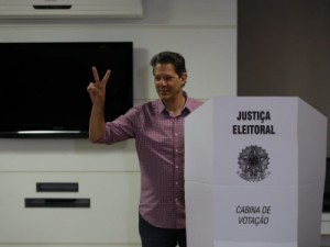 Após café da manhã com aliados, Haddad vota na zona sul de São Paulo