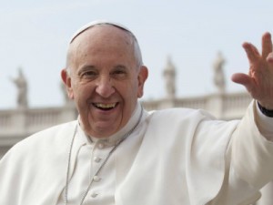 Após canonização, papa Francisco convida 1,5 mil pobres a comer pizza