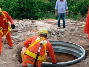 Após chuva parar trabalhos, resgate de idoso em cisterna é retomado