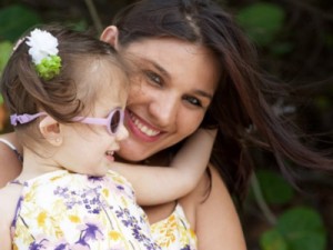 Após cirurgia nos EUA, Nicolly, menina brasileira de 2 anos enxerga a mãe pela 1ª vez