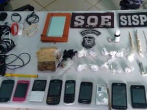 Após fuga em cadeia de MT, agentes apreendem celulares e drogas