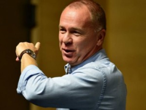 Após queda de Luxemburgo, Mano Menezes assume comando do Cruzeiro