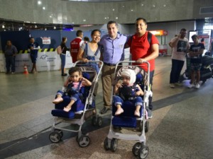 Após separação, gêmeas siamesas retornam a Fortaleza para reabilitação