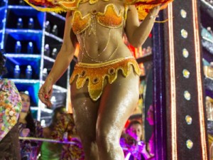 Após trabalhar na TV, ex-atriz pornô começa a fazer striptease e reclama de falta de respeito