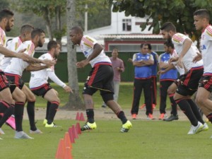 Após treino tático fechado, Ederson e Jonas aparecem em atividade do Fla