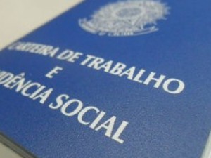 Após três meses de demissões, país volta a criar vagas formais em março