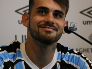 Apresentado, Vizeu elogia Renato Gaúcho e diz que "bateu o pé" para jogar no Grêmio