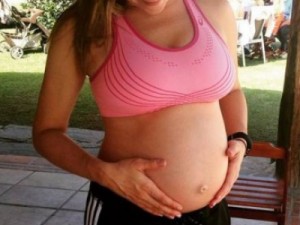 Apresentadora Fernanda Gentil exibe a barriga no oitavo mês de gravidez