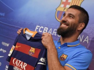 Arda Turan exalta Xavi, e descarta rixa com Neymar no Barcelona