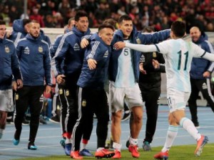 Argentina desfalcada de Messi vence Marrocos com gol no fim