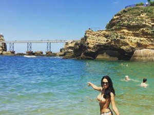 Ariadna faz topless em praia na França. É moda!