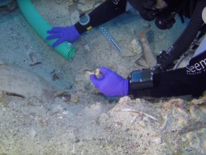 Arqueólogos encontram esqueleto humano de 2 mil anos em naufrágio