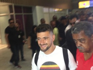 Arrascaeta chega ao Rio para assinar com o Flamengo