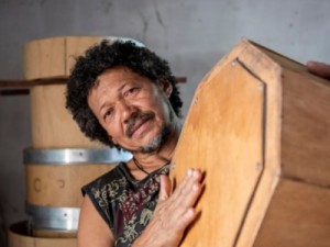 Artista transforma lixo em instrumentos musicais em Crato