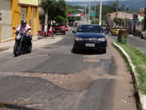 Asfalto esburacado é alvo de reclamação