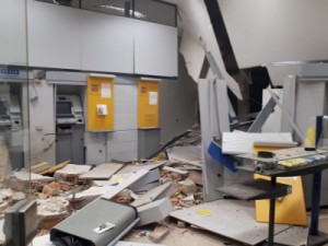 Assalto a banco, polícia recupera bolsa com R$ 204 mil e 5 bandidos morrem, em MT