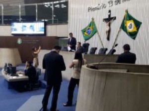 Assembleia abre sessão com apenas dois deputados em plenário