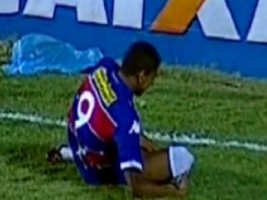 Atacante do Fortaleza rompe o ligamento do joelho e só volta em 2016