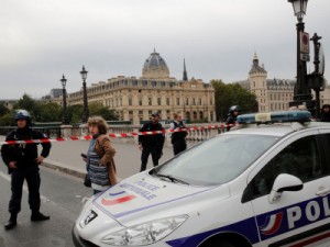 Ataque com faca na sede da polícia no centro de Paris deixa 4 agentes mortos