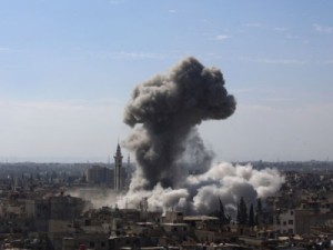 Ataques aéreos sírios matam mais de 80 pessoas em área rebelde