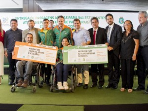 Atletas e paratletas recebem passagens aéreas para Jogos Escolares em Blumenau e São Paulo