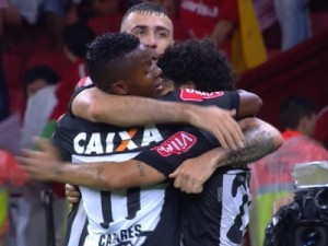 Atlético-MG mata jogo no fim, derrota Inter por 2 a 1 e leva vantagem para Belo Horizonte
