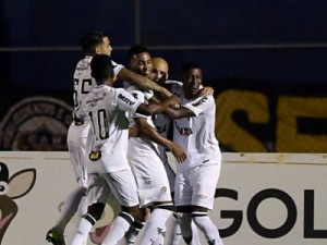 Atlético-MG quebra jejum no Brasileiro, vence o Paraná e garante permanência no G-6