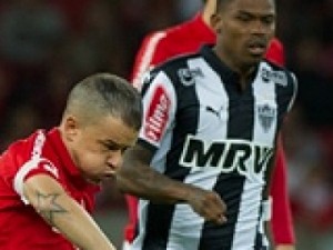 Atlético-MG vence Inter, emplaca 4ª vitória seguida, e lidera Brasileiro