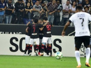 Atlético - PR arranca empate e acaba com sequência do líder Corinthians