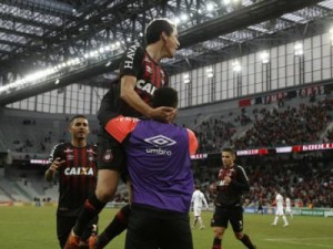 Atlético-PR goleia o América-MG e mantém embalo na Baixada