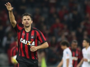 Atlético-PR marca no fim e vence o Santos na Arena da Baixada