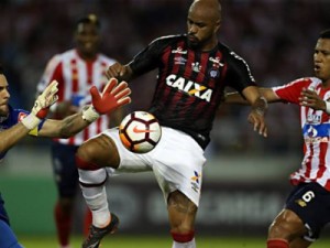 Atlético-PR sai na frente, mas toma empate do Jr. Barranquilla na Sul-Americana