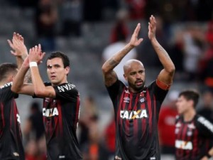 Atlético-PR vence o Corinthians e segue na briga por vaga na Libertadores de 2019