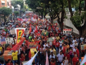 Ato a favor do governo federal reúne manifestantes no centro de Salvador