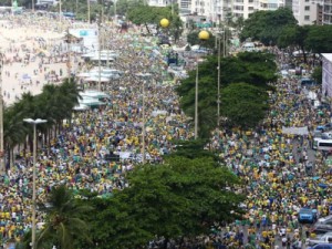 Ato contra o governo Dilma reúne manifestantes em Copacabana, Rio